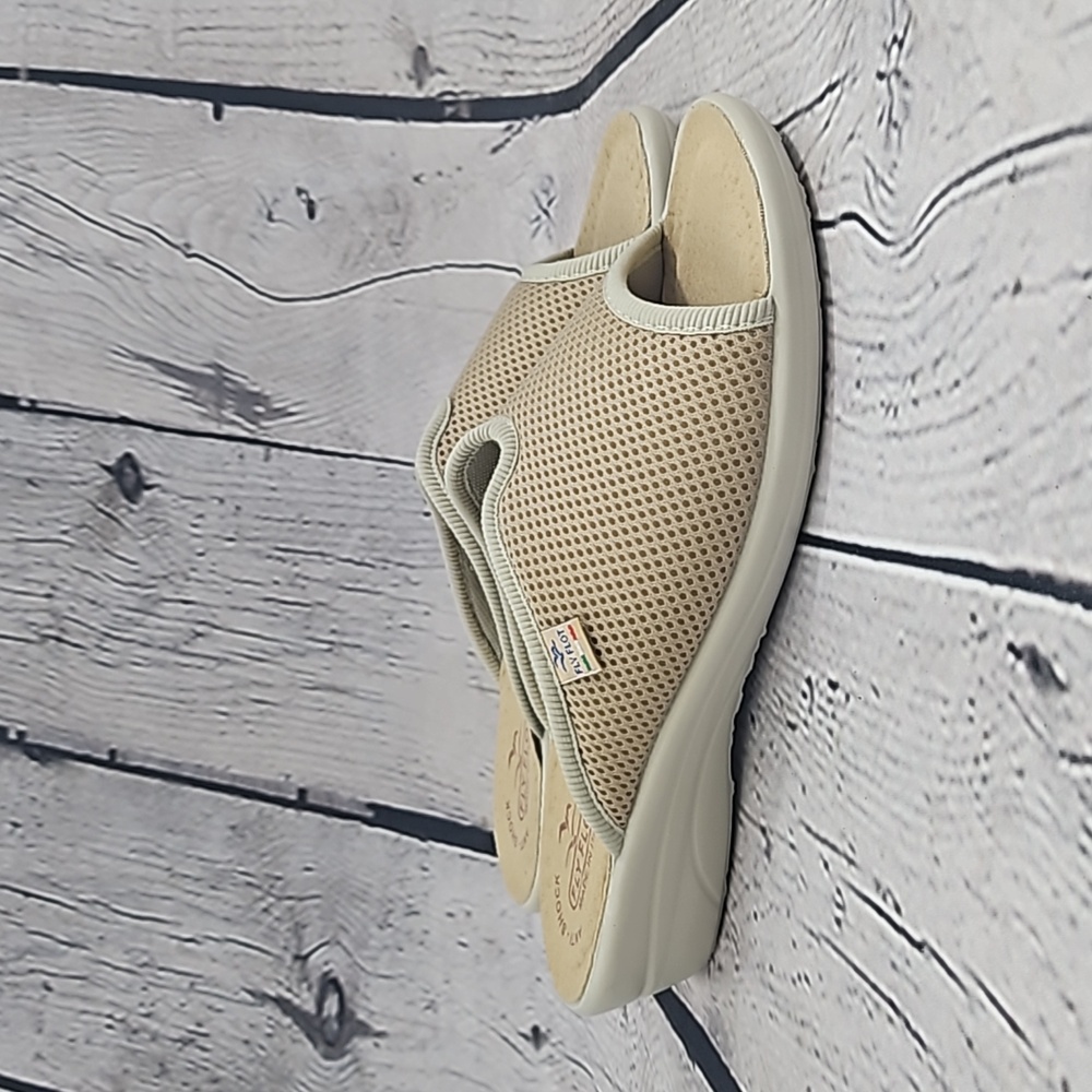 Fly flot NWOT Women's Beige Mesh Anti-Shock Slide Sandals Size 40 (9)